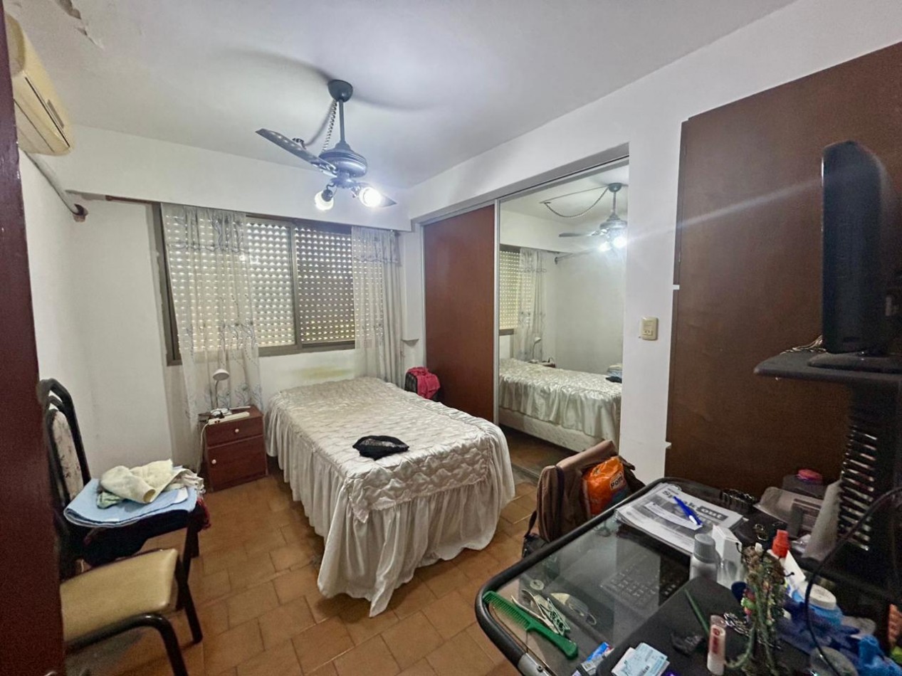 Corrientes 4400, esquina, 2 propiedades, casa en planta alta mas comercio en planta baja. 