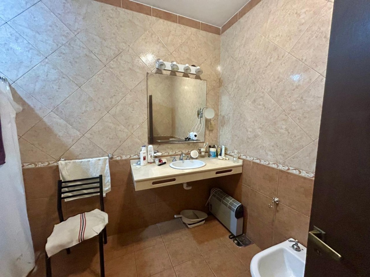 Corrientes 4400, esquina, 2 propiedades, casa en planta alta mas comercio en planta baja. 