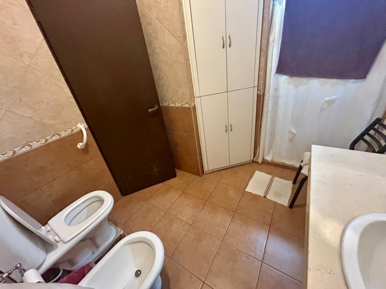 Corrientes 4400, esquina, 2 propiedades, casa en planta alta mas comercio en planta baja. 