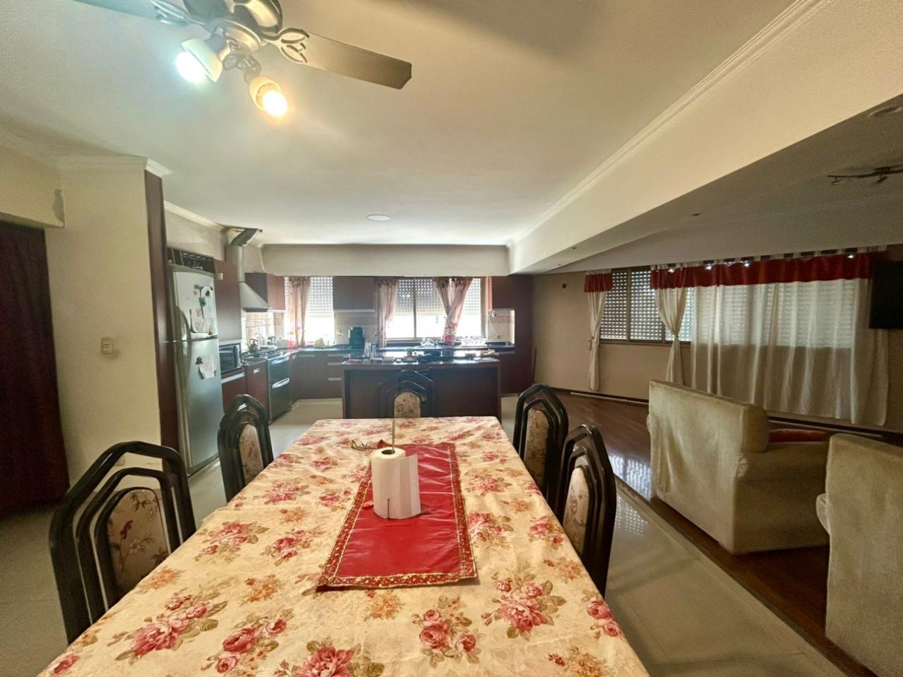 Corrientes 4400, esquina, 2 propiedades, casa en planta alta mas comercio en planta baja. 