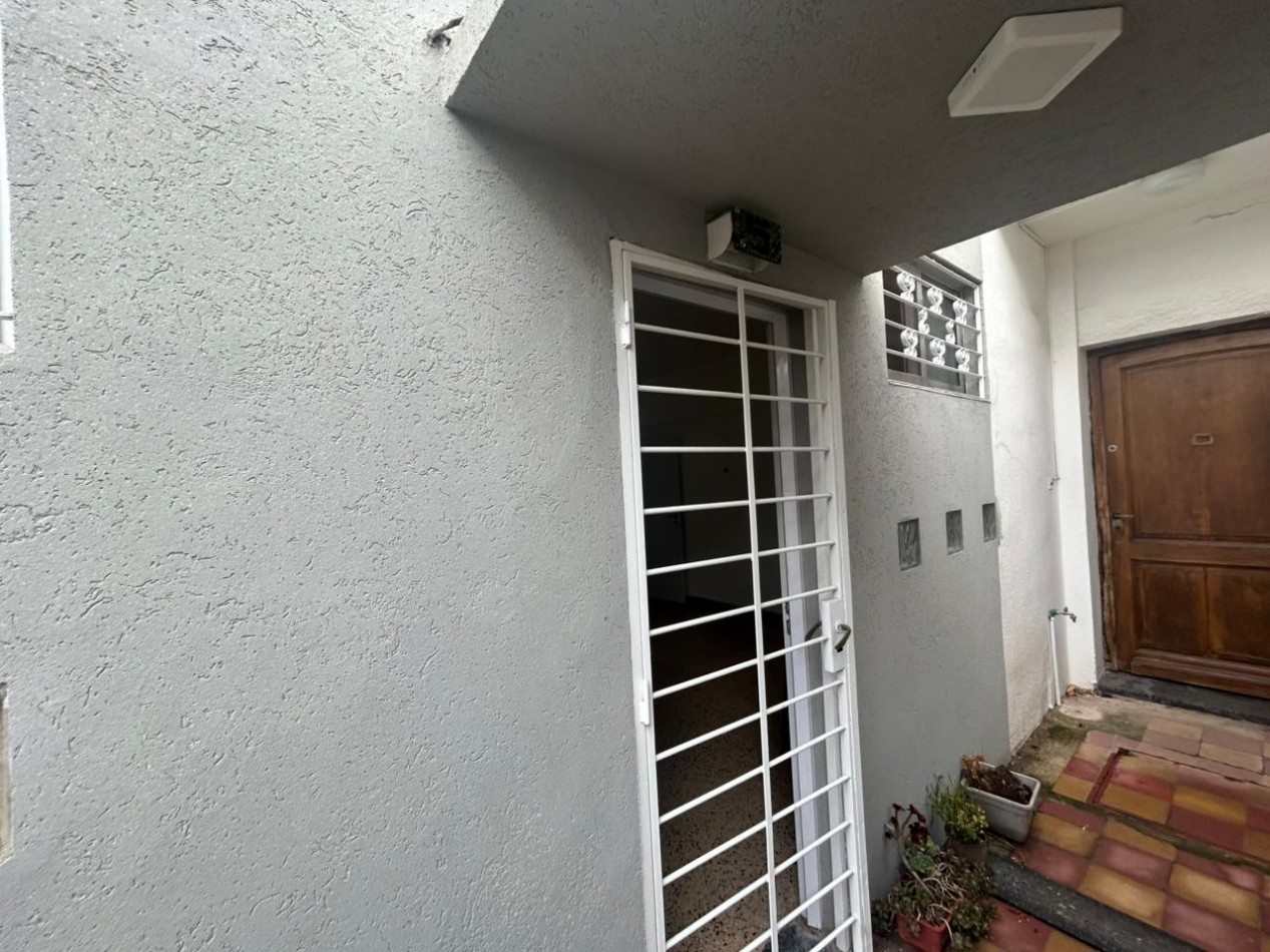 La paz 1100, dos dormitorios, patio, alquiler.