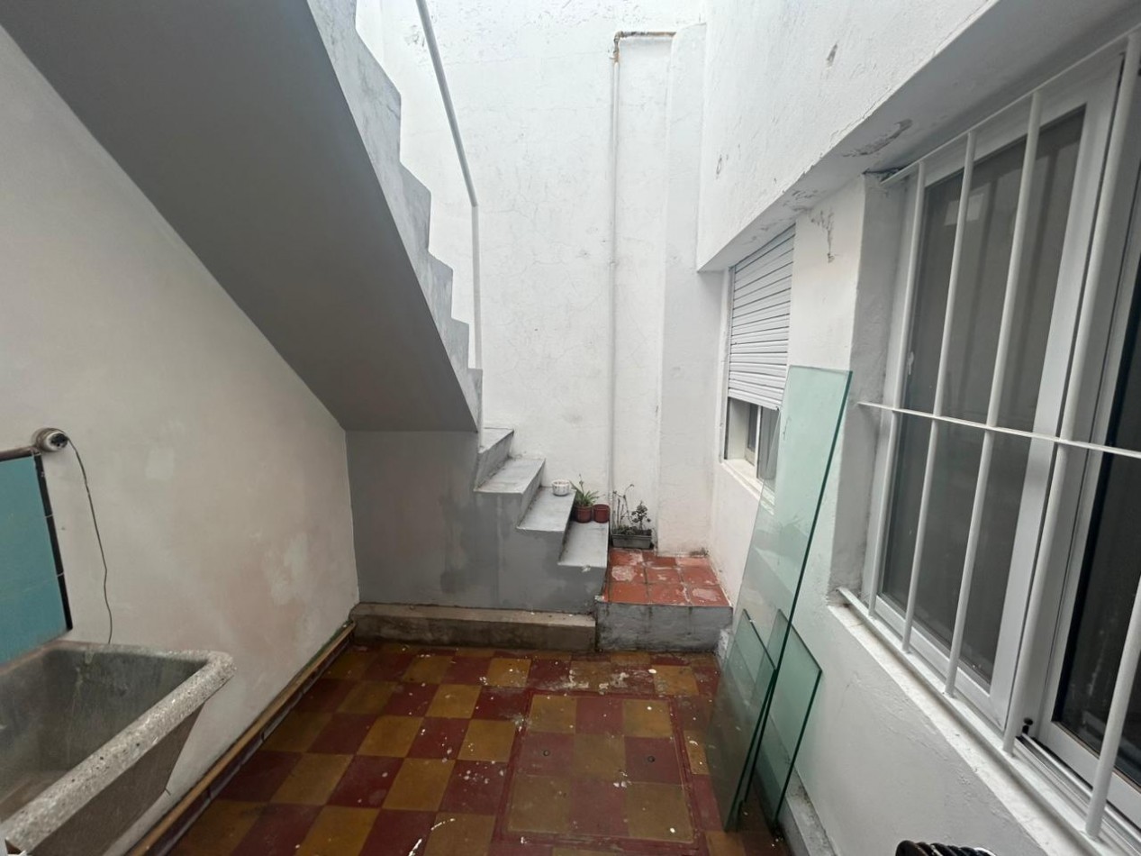 La paz 1100, dos dormitorios, patio, alquiler.