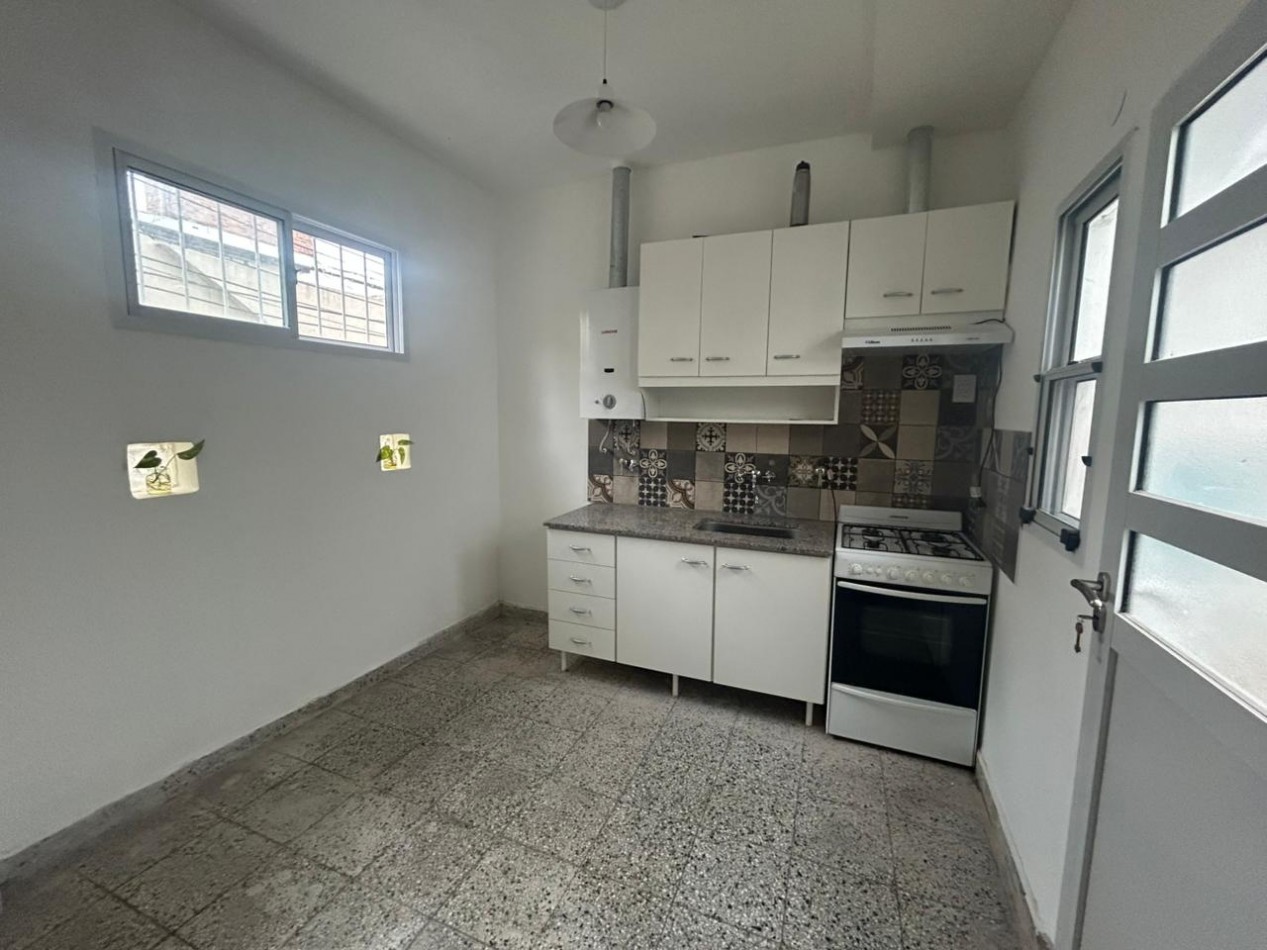 La paz 1100, dos dormitorios, patio, alquiler.