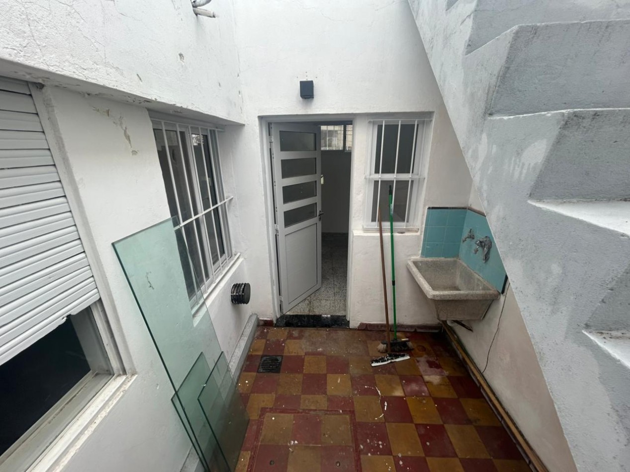 La paz 1100, dos dormitorios, patio, alquiler.