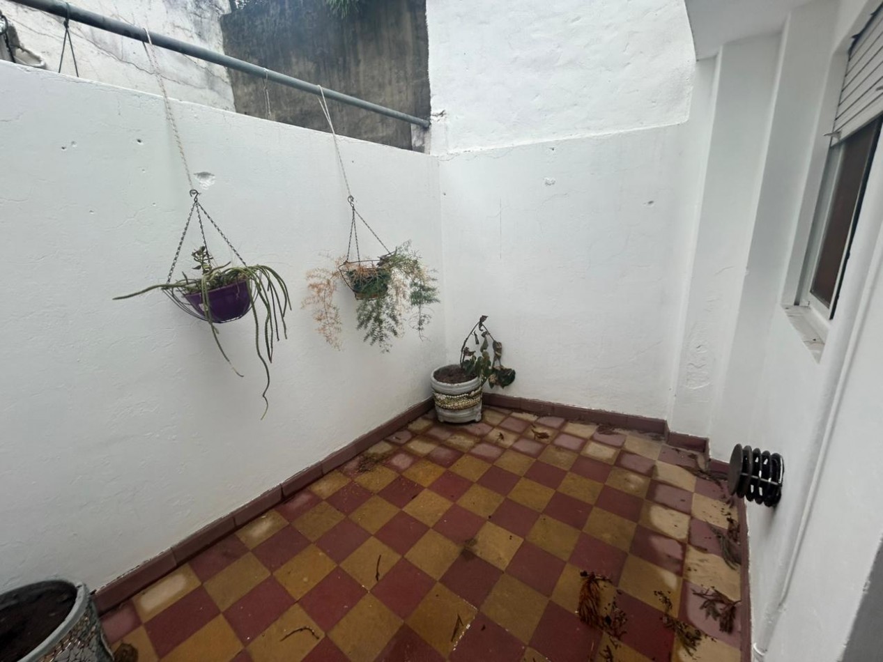 La paz 1100, dos dormitorios, patio, alquiler.