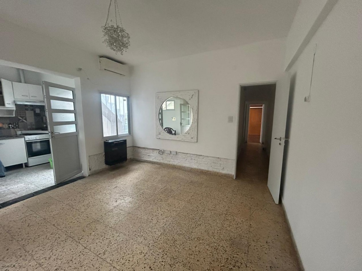 La paz 1100, dos dormitorios, patio, alquiler.