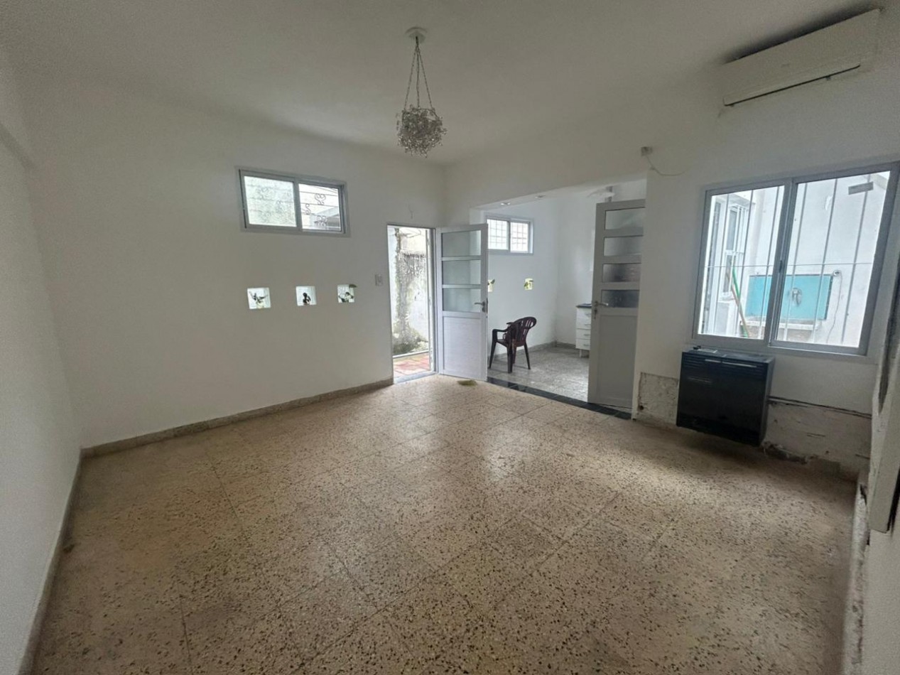 La paz 1100, dos dormitorios, patio, alquiler.