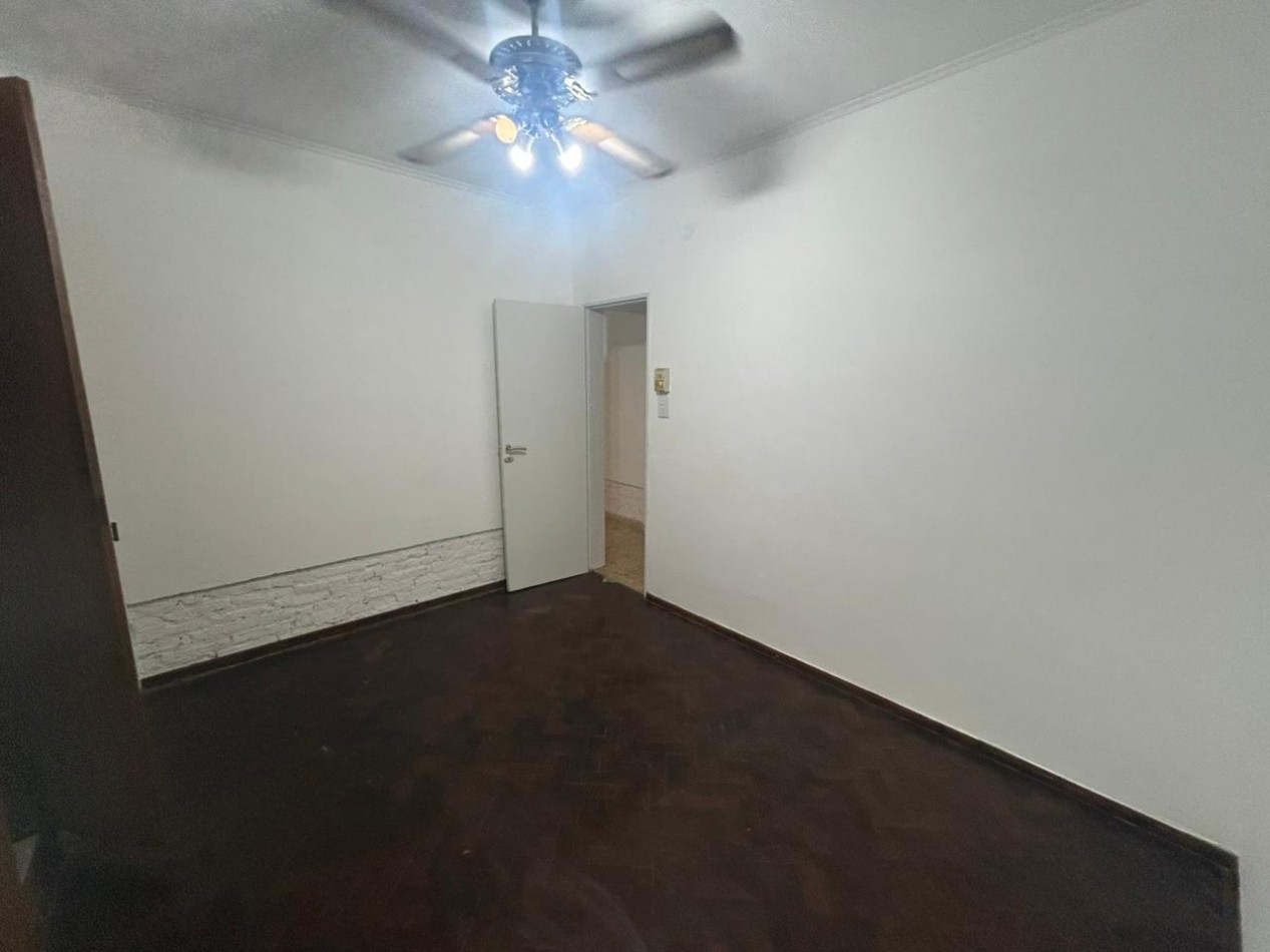 La paz 1100, dos dormitorios, patio, alquiler.