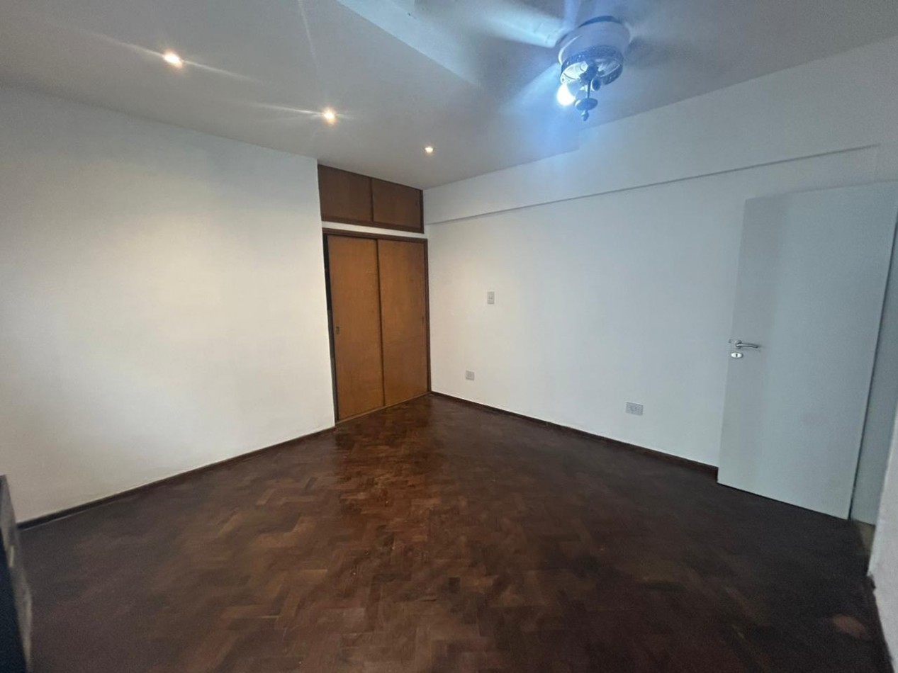 La paz 1100, dos dormitorios, patio, alquiler.