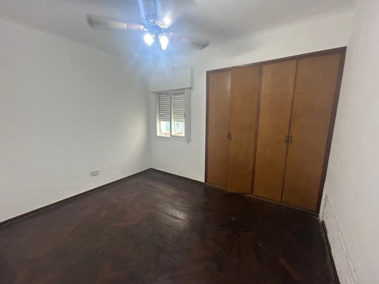 La paz 1100, dos dormitorios, patio, alquiler.