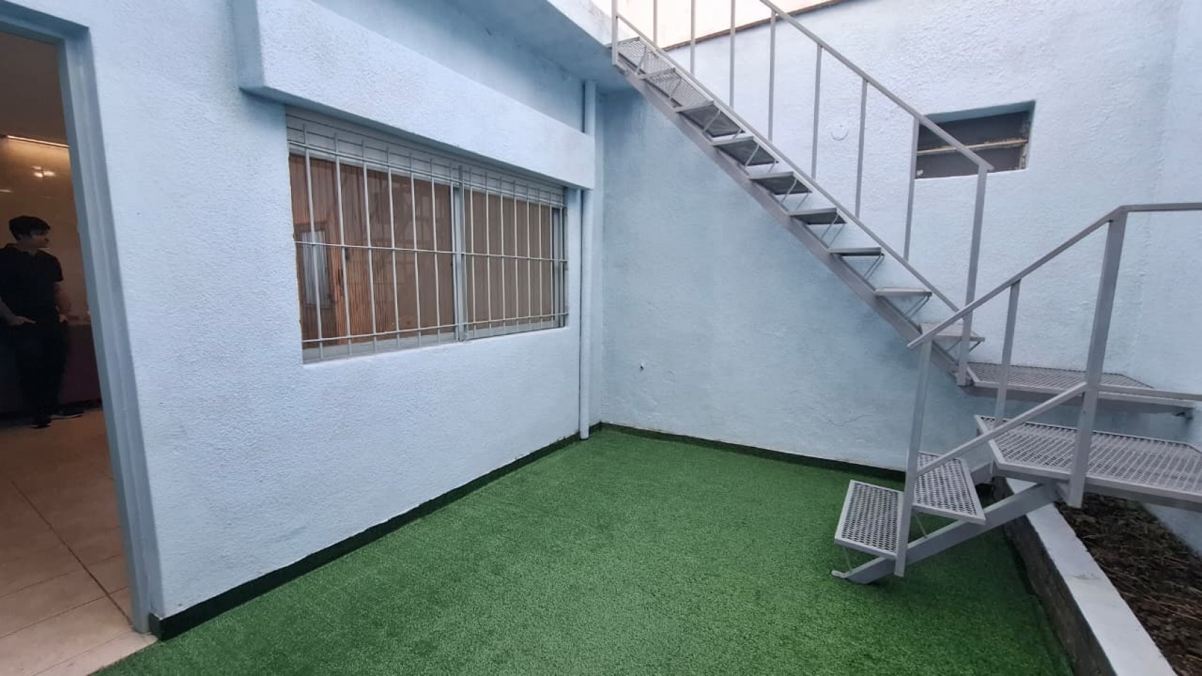 Pje Wood 4000 (Avellaneda 2200) Monoambiente interno con Patio y terraza con parrillero