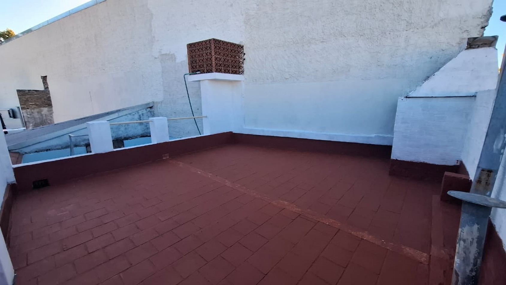 Pje Wood 4000 (Avellaneda 2200) Monoambiente interno con Patio y terraza con parrillero