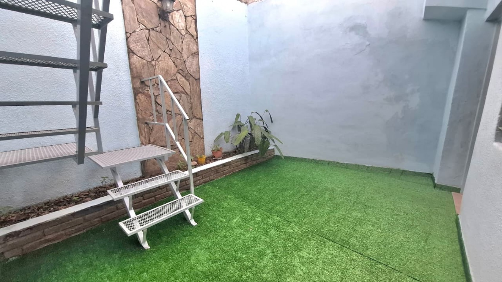 Pje Wood 4000 (Avellaneda 2200) Monoambiente interno con Patio y terraza con parrillero