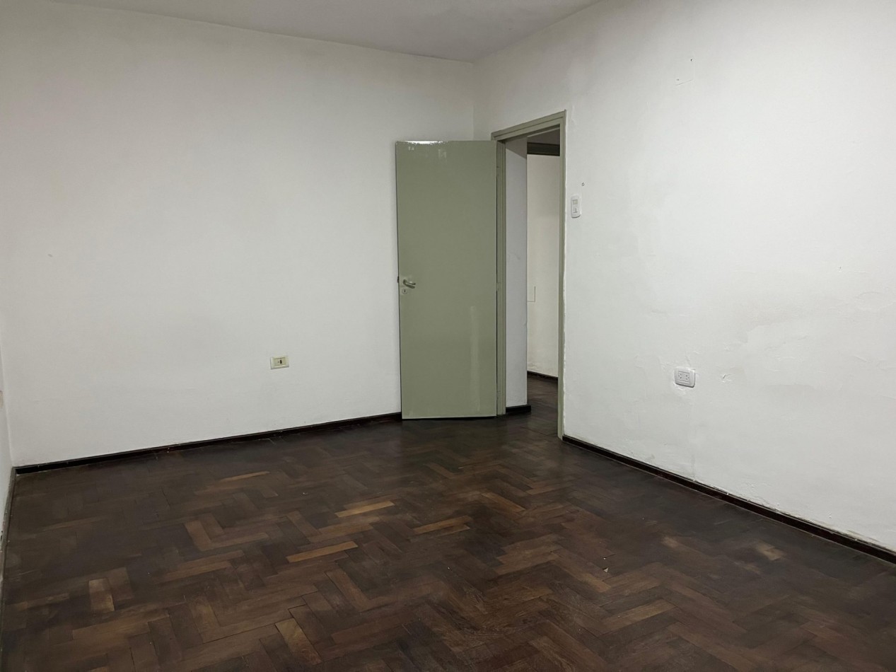 Zeballos 1900, departamento de 2 dormitorios, segundo piso al frente.