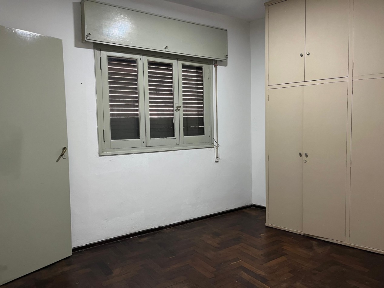 Zeballos 1900, departamento de 2 dormitorios, segundo piso al frente.