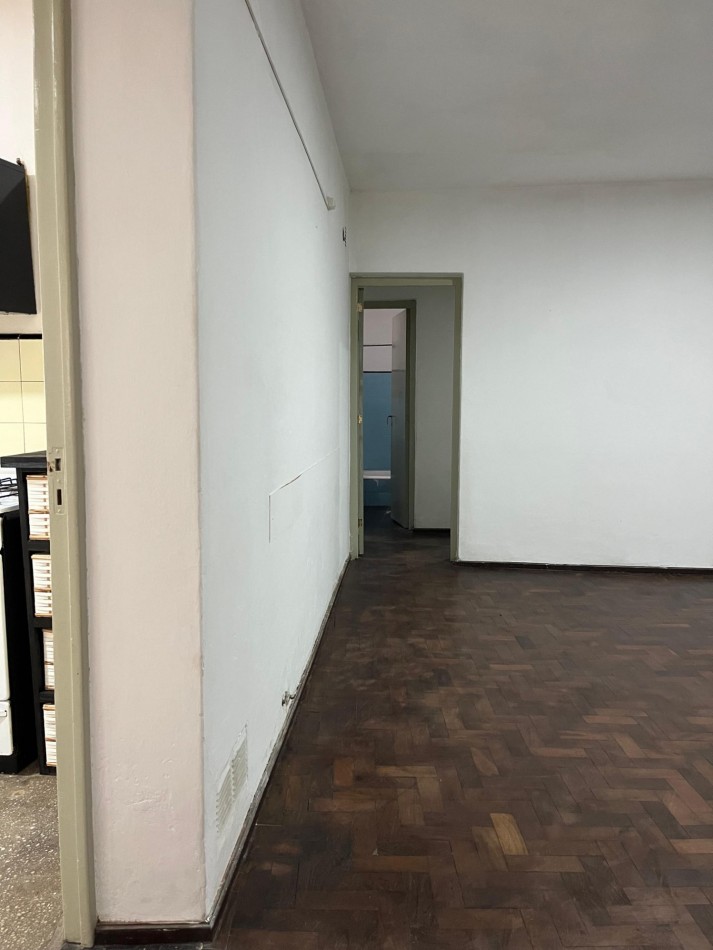 Zeballos 1900, departamento de 2 dormitorios, segundo piso al frente.