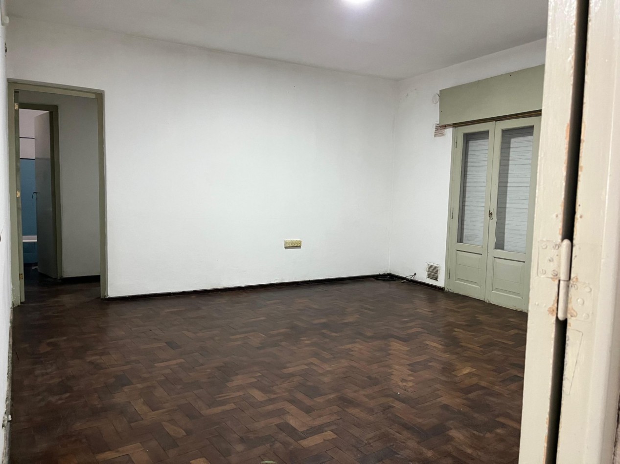 Zeballos 1900, departamento de 2 dormitorios, segundo piso al frente.