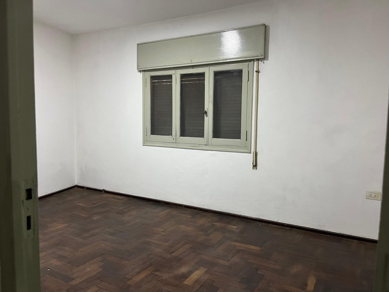 Zeballos 1900, departamento de 2 dormitorios, segundo piso al frente.