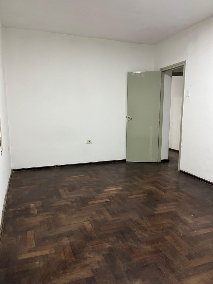 Zeballos 1900, departamento de 2 dormitorios, segundo piso al frente.