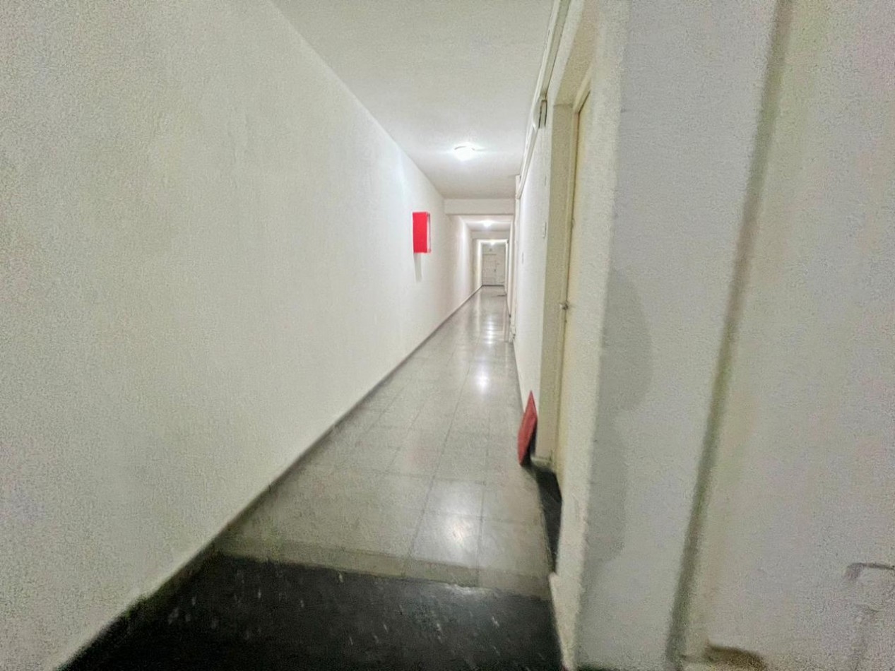Zeballos 1900, departamento de 2 dormitorios, segundo piso al frente.