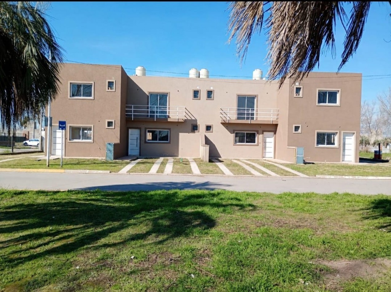Duplex de 2 Dormitorios con Jardin y Doble Cochera en Tierra de Sueños III - Roldan
