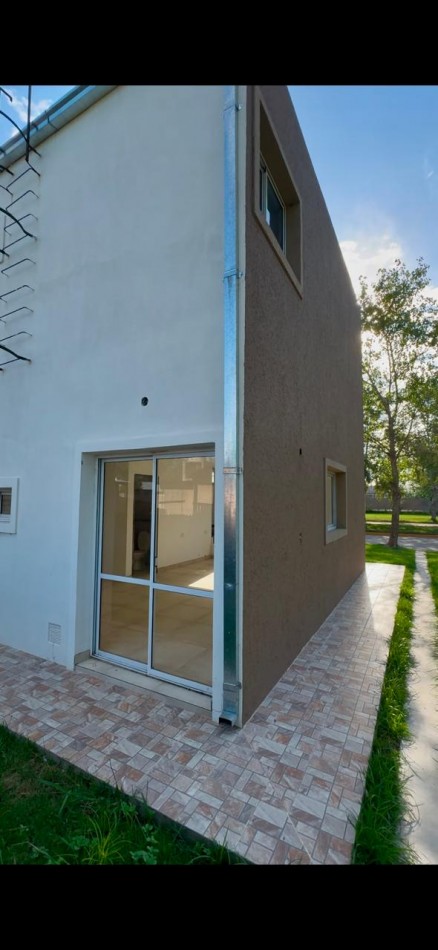 Duplex de 2 Dormitorios con Jardin y Doble Cochera en Tierra de Sueños III - Roldan