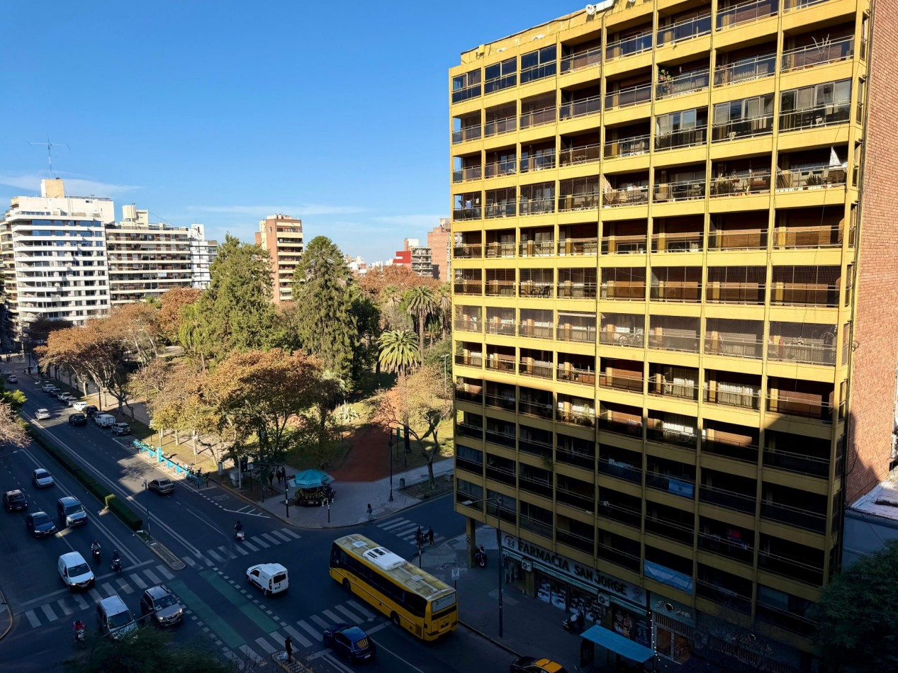 DEPARTAMENTO DE 3 DORMITORIOS, FRENTE , COCHERA Y AMENITIS, - PELLEGRINI 840; PISO 8 