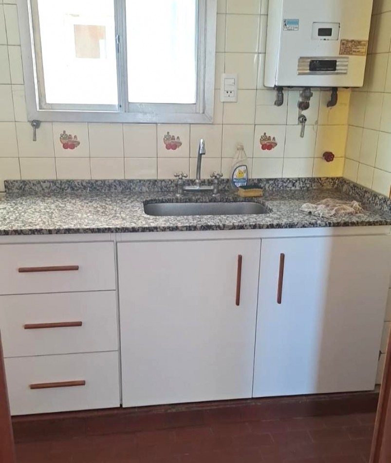 Juan Manuel de Rosas 1400, dos dormitorios, cocina separada.