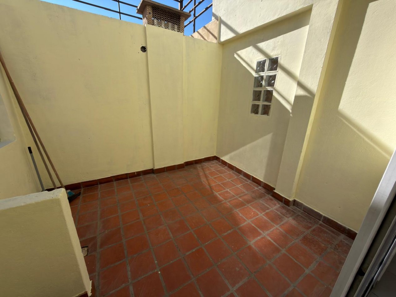 San Lorenzo 3799 Alquiler. Monoambiente grande con patio.