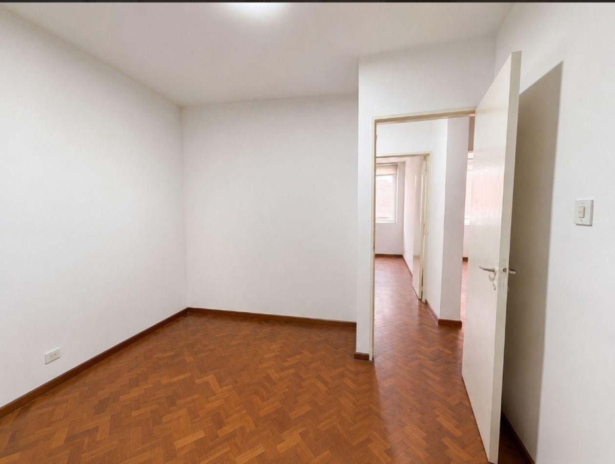 Italia 600, Departamento de 2 dormitorios, primer piso, excelente zona.