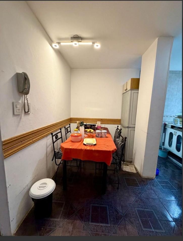 Italia 600, Departamento de 2 dormitorios, primer piso, excelente zona.
