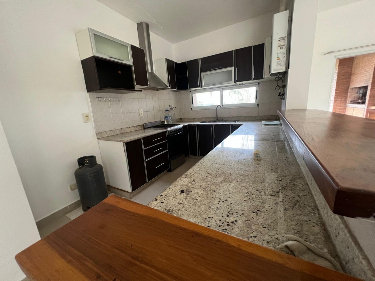 Tierra de sueños 2, M. L. King 2600. Moderna casa con 3 dormitorios, cochera, quincho y pileta!!