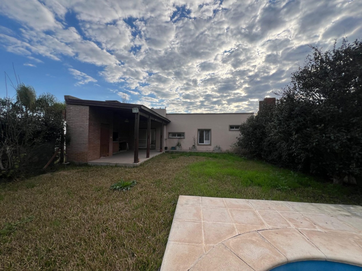 Tierra de sueños 2, M. L. King 2600. Moderna casa con 3 dormitorios, cochera, quincho y pileta!!