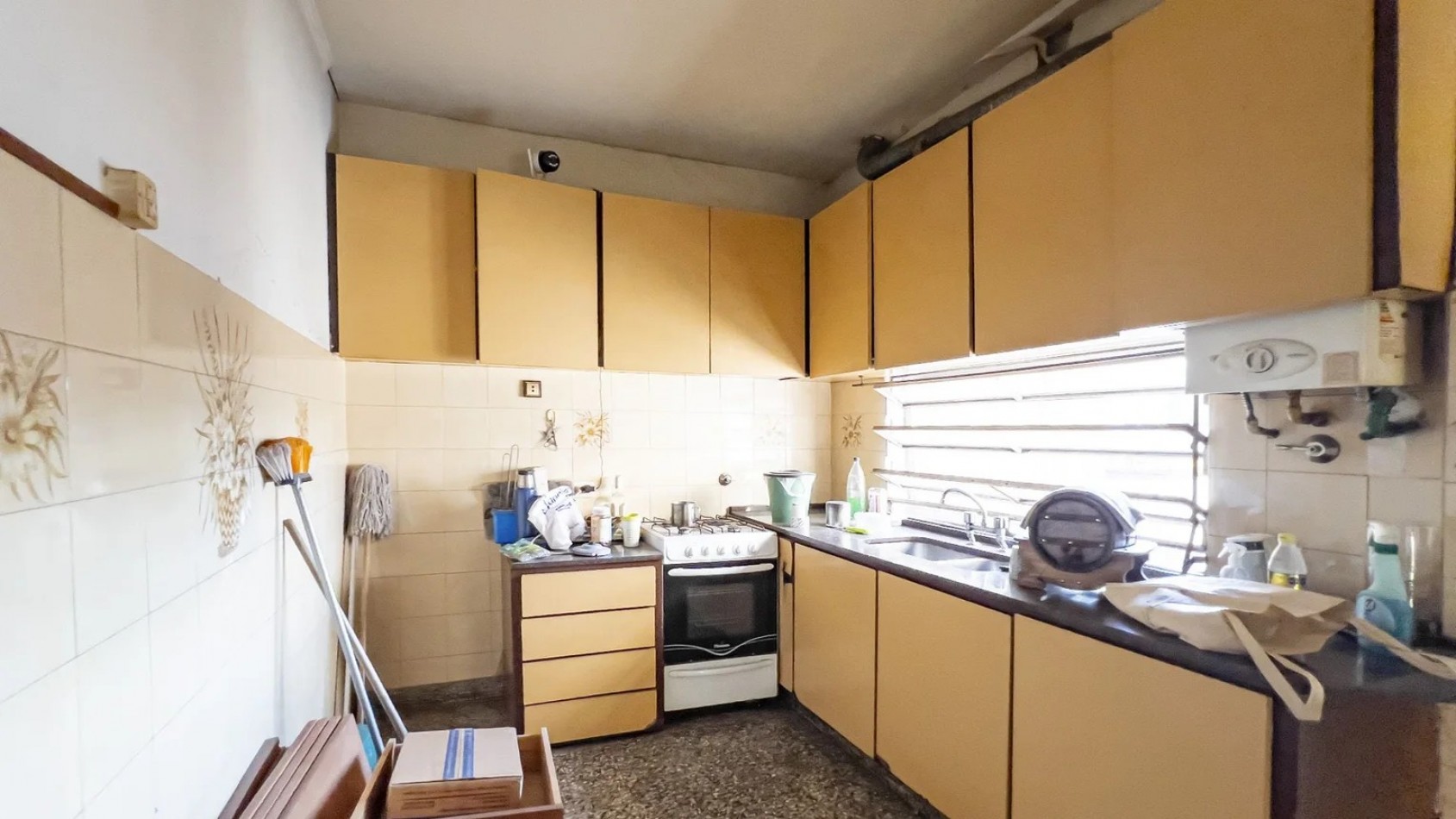 Av Arijon 2700, importante propiedad con comercios al frente,