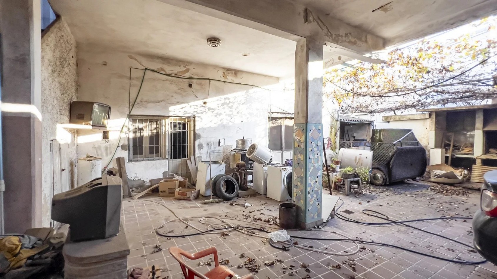 Av Arijon 2700, importante propiedad con comercios al frente,