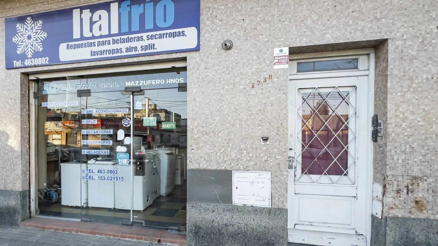 Av Arijon 2700, importante propiedad con comercios al frente,