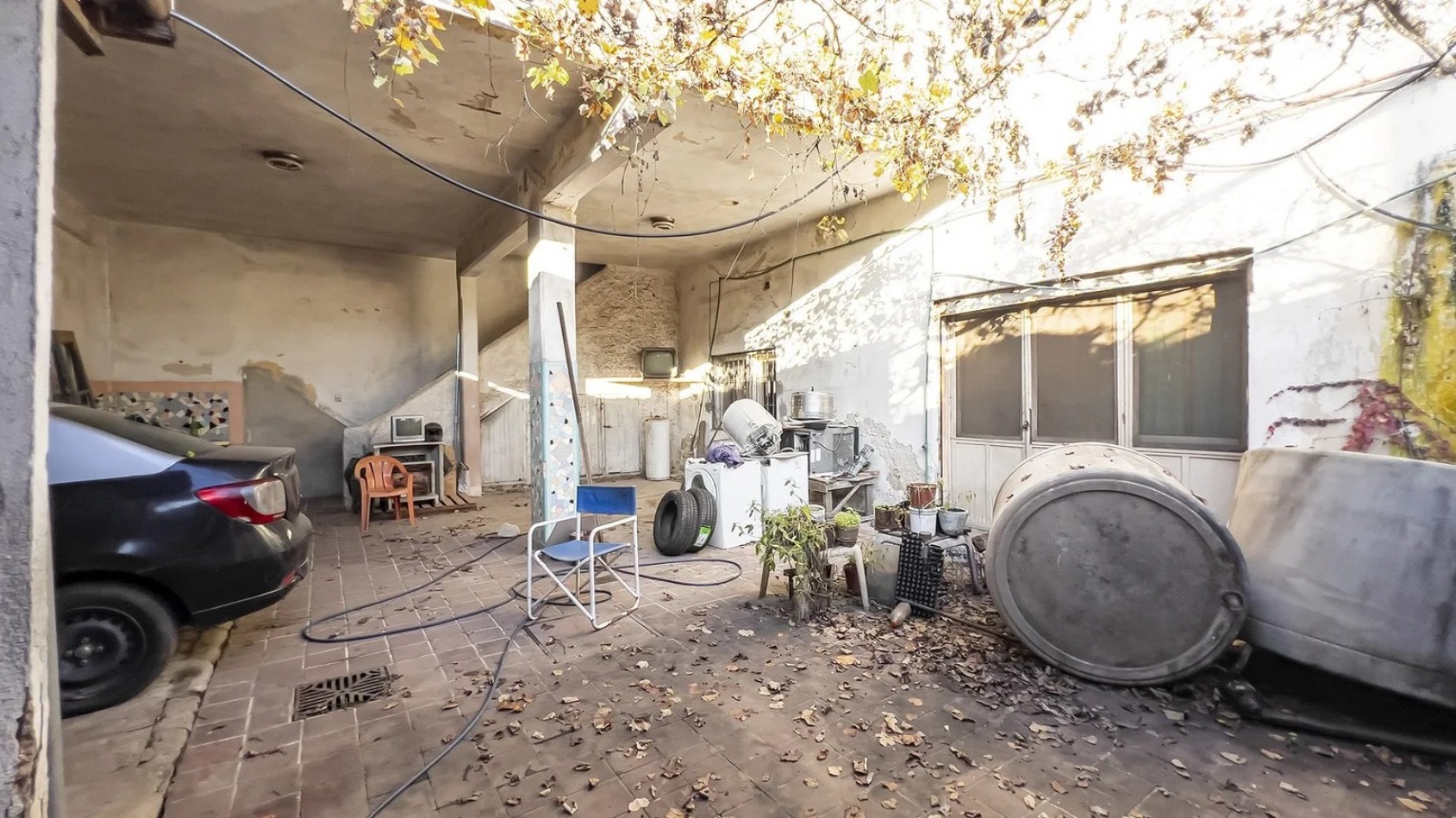 Av Arijon 2700, importante propiedad con comercios al frente,