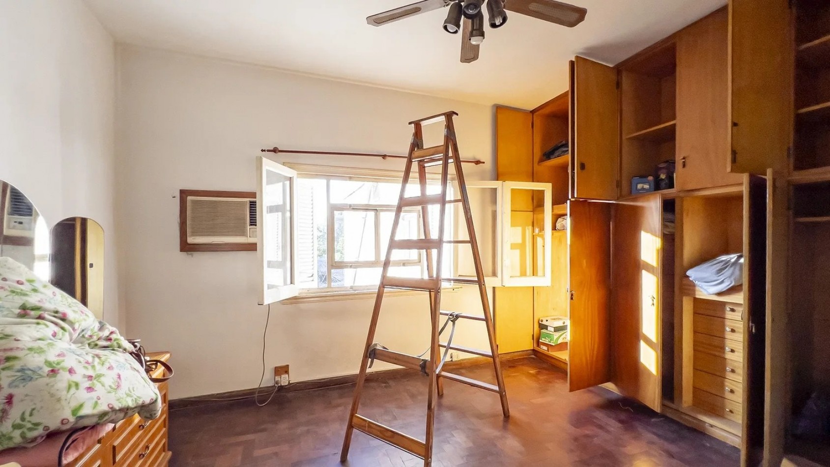 Av Arijon 2700, importante propiedad con comercios al frente,
