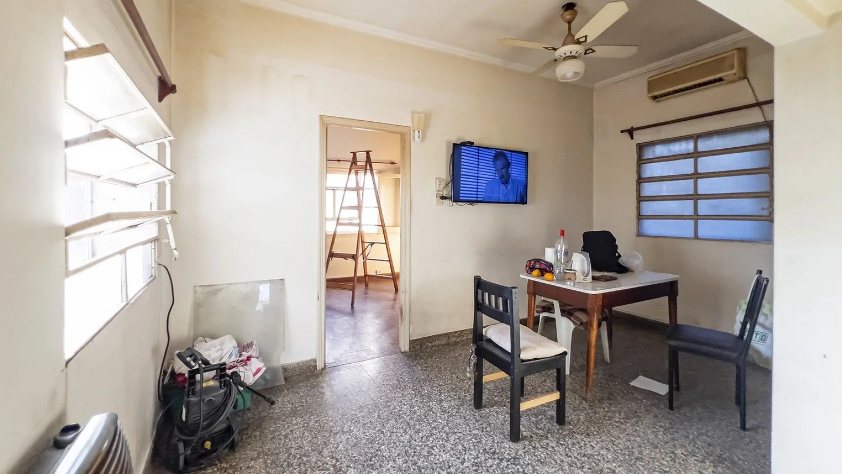 Av Arijon 2700, importante propiedad con comercios al frente,