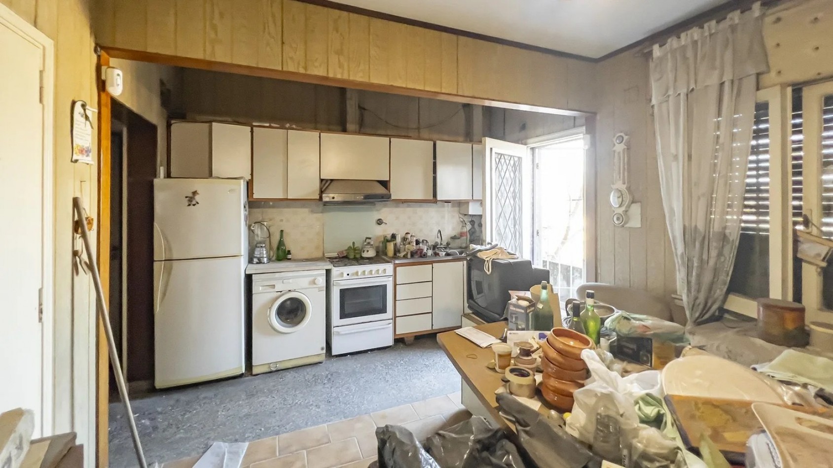 Av Arijon 2700, importante propiedad con comercios al frente,