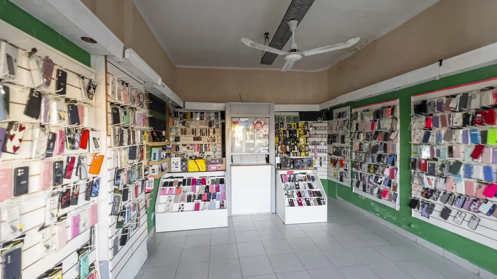 Av Arijon 2700, importante propiedad con comercios al frente,