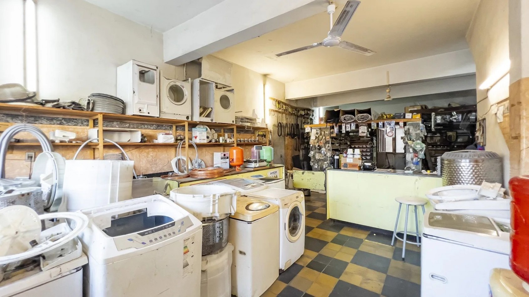 Av Arijon 2700, importante propiedad con comercios al frente,