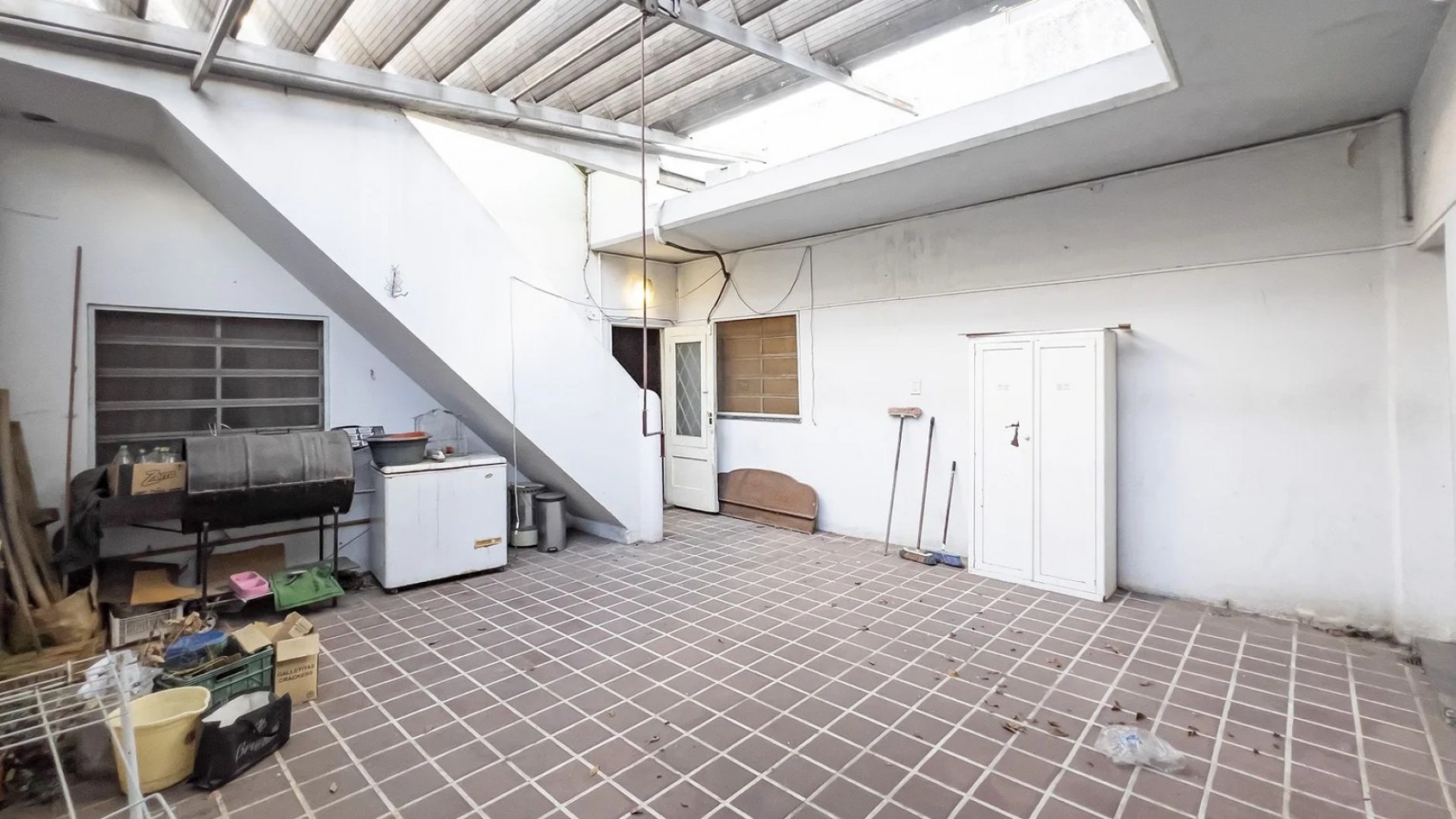 Av Arijon 2700, importante propiedad con comercios al frente,