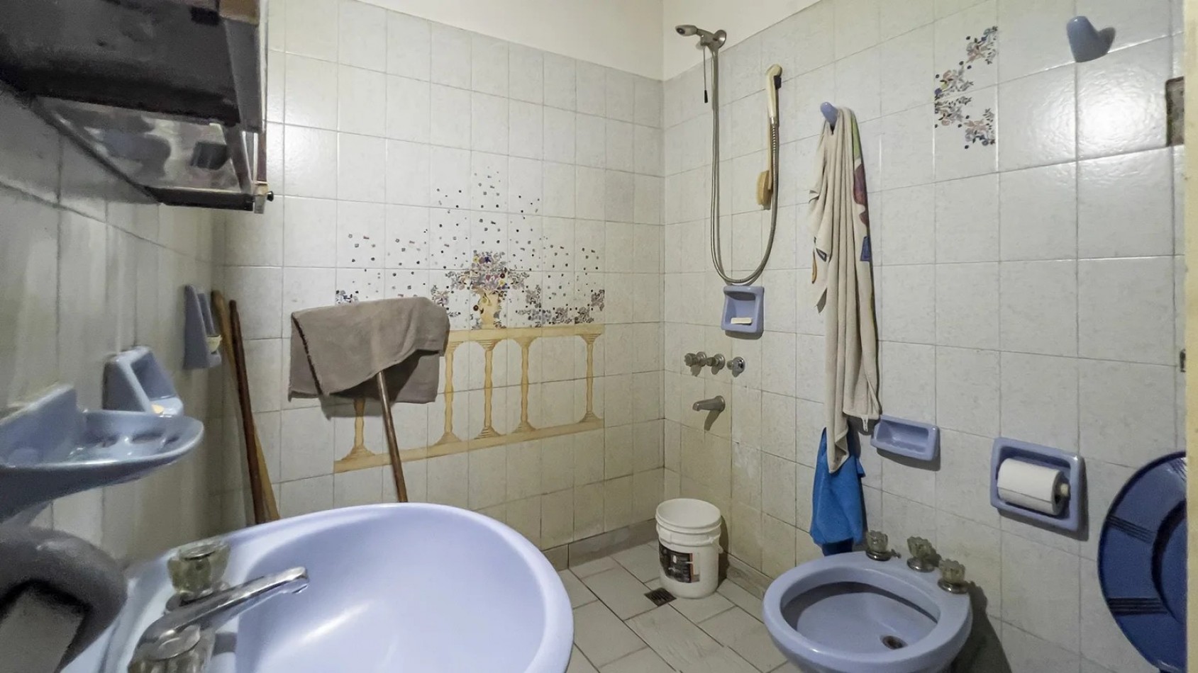 Av Arijon 2700, importante propiedad con comercios al frente,