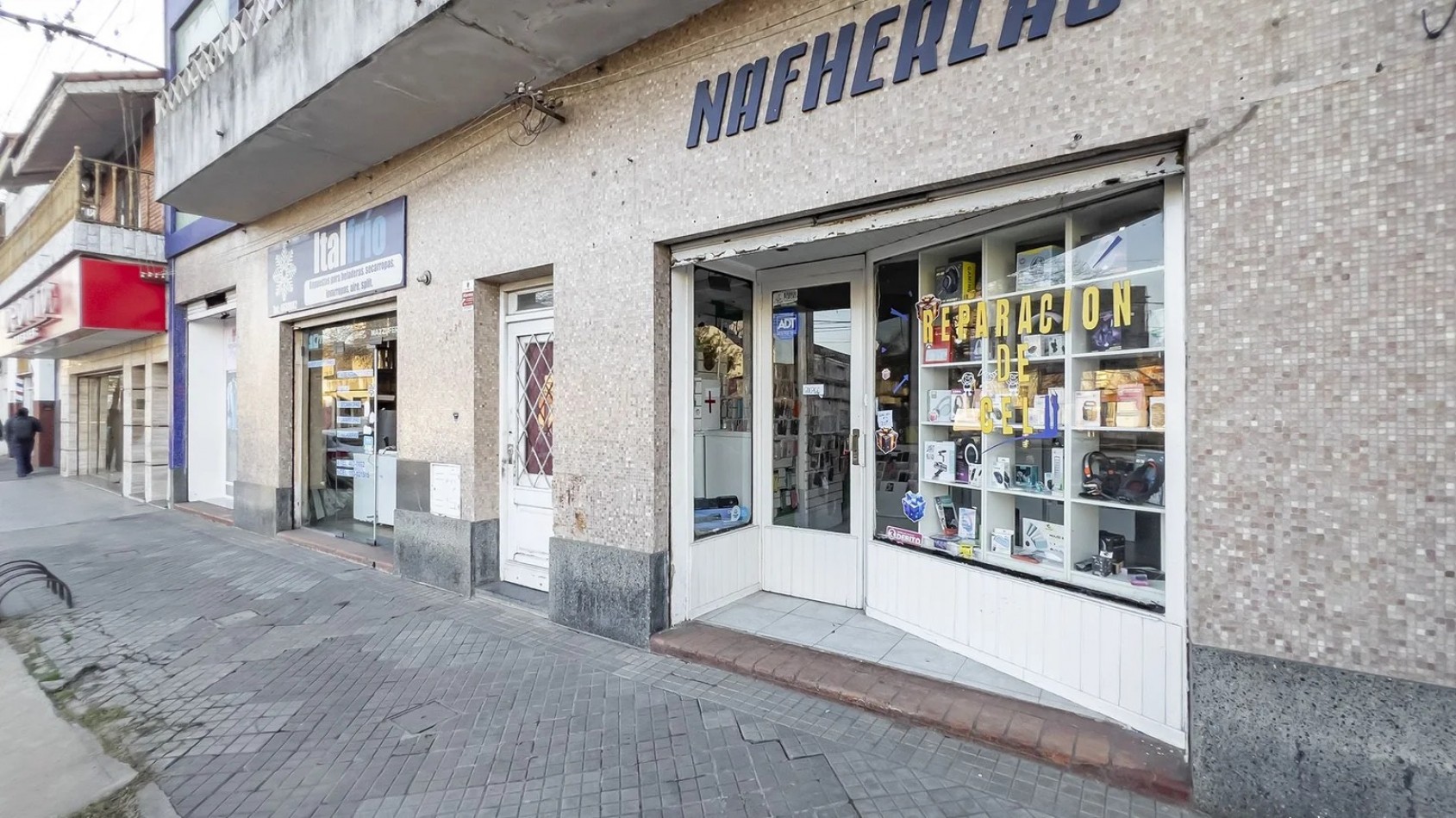 Av Arijon 2700, importante propiedad con comercios al frente,