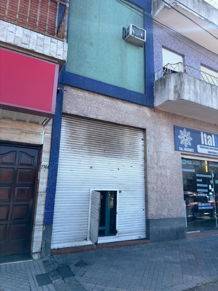 Av Arijon 2700, importante propiedad con comercios al frente,