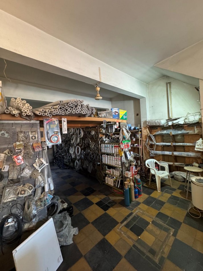 Av Arijon 2700, importante propiedad con comercios al frente,