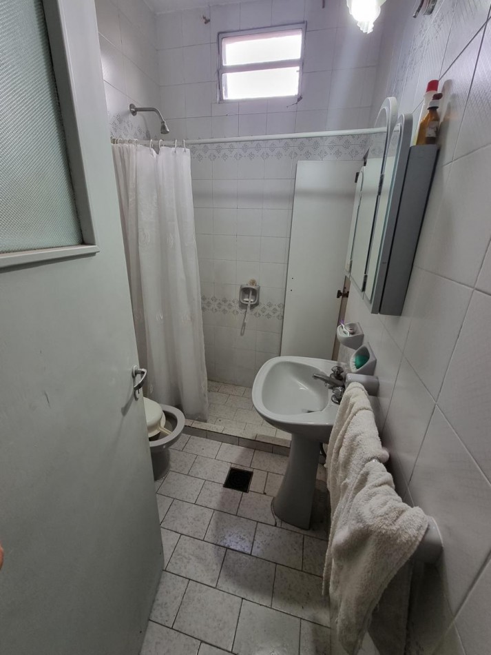 Av Arijon 2700, importante propiedad con comercios al frente,