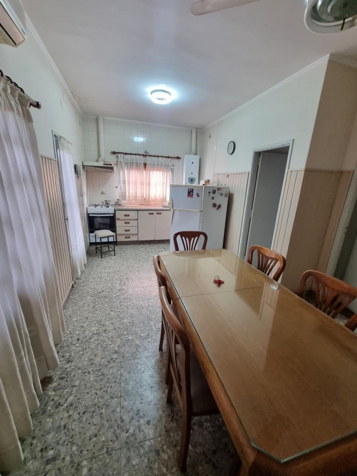 Av Arijon 2700, importante propiedad con comercios al frente,