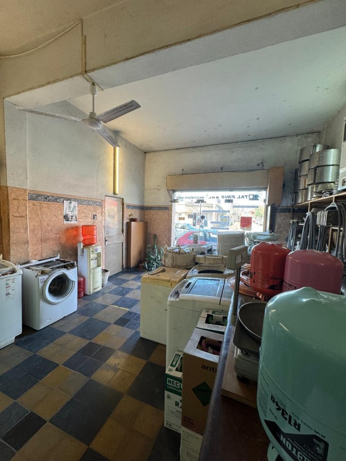 Av Arijon 2700, importante propiedad con comercios al frente,